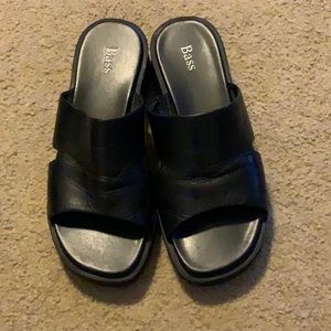 Bass Ladies 8 M leather sandals barely worn 423